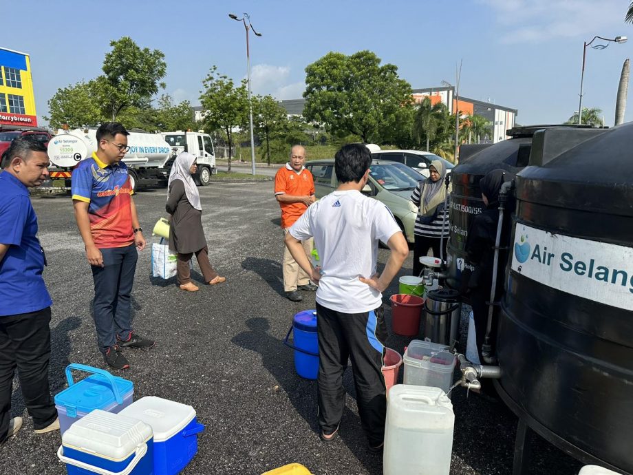 早报头///大都会/锡米山新村列入制水名单，但却没制水，白花2天时间储水