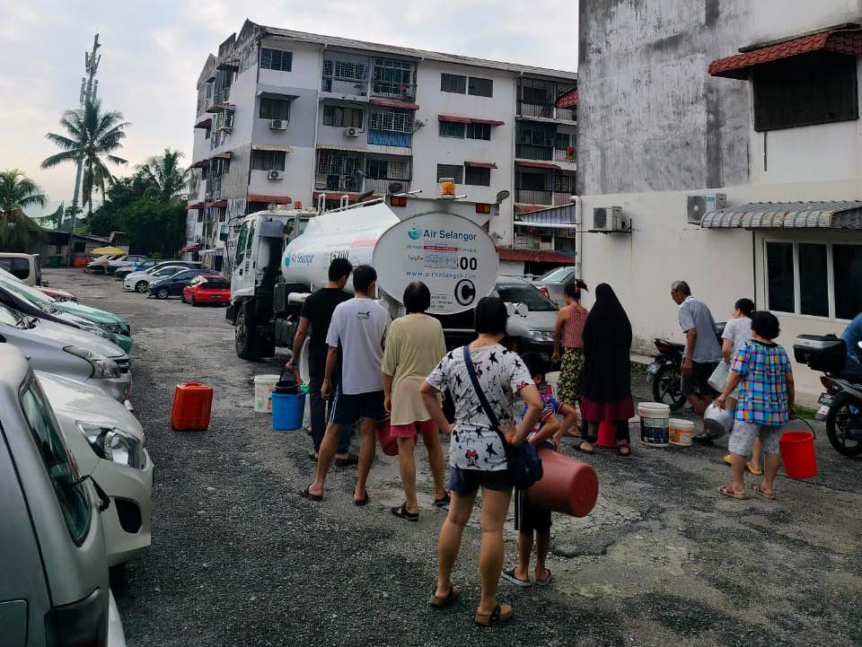 早报头///大都会/锡米山新村列入制水名单，但却没制水，白花2天时间储水