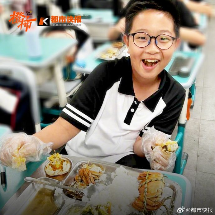 杭州1中学午餐每人一只大闸蟹 老师:希望学习横著走