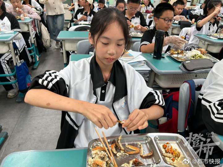 杭州1中学午餐每人一只大闸蟹 老师:希望学习横著走