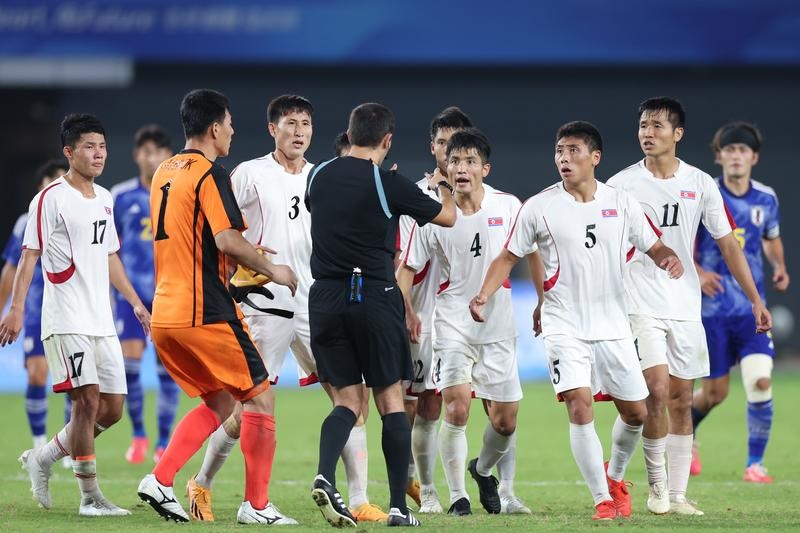 杭州亚运会足球赛| 向日本抢水喝 追着裁判来打  朝鲜队球品让人傻眼