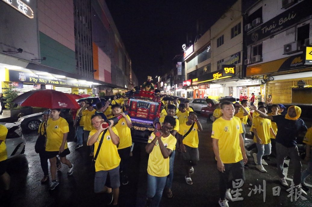 柔：关公巡城活动风雨不改举行，万人走完6公里路程