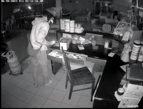 柔：新闻：偷窃餐馆5个捐款箱，偷窃过程全被监控器摄入