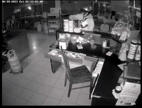 柔：新闻：偷窃餐馆5个捐款箱，偷窃过程全被监控器摄入
