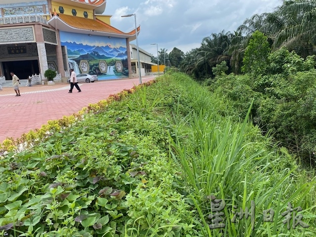 柔：新闻：新邦令金紫濡阁旁泥沟 泥土流失引发安全威胁