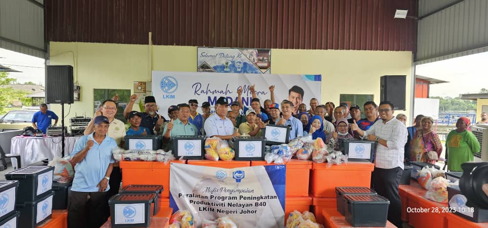 柔：版三：文告：柔南地区渔民协会68名渔民获配备援助