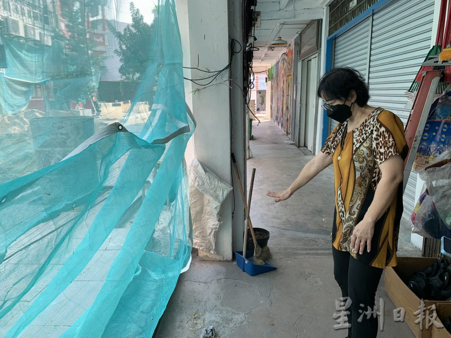 柔：版二次头：【民生特工队】新山陈旭年文化街商家担忧工程竣工期延误。