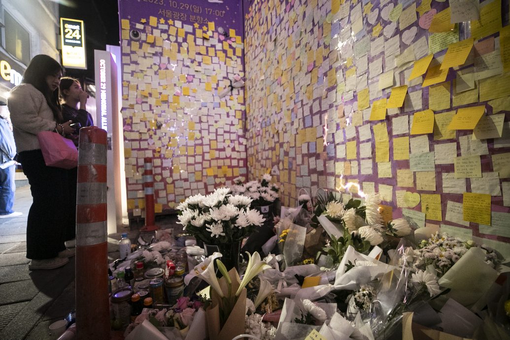 梨泰院踩踏事故一周年 韩国各地举行追悼会