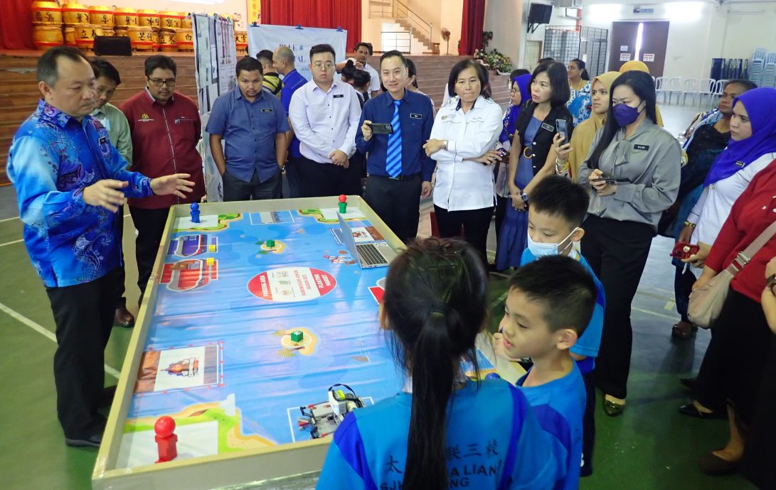 江沙县28所小学访华联三校 为机器人课程取经