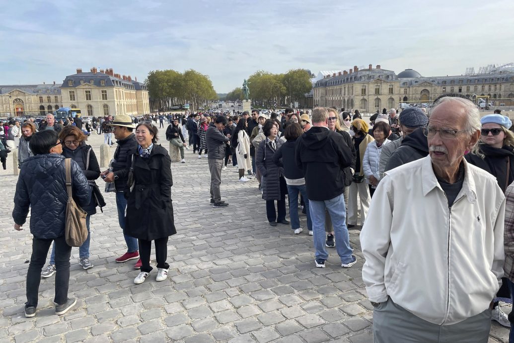 法国凡尔赛宫疏散游客 传又遭炸弹威胁