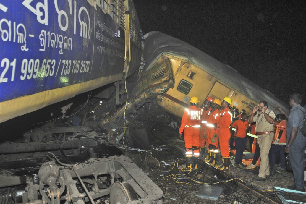 看世界 印度两列火车对撞 酿10死27伤