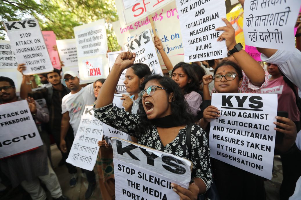 看世界)印度数百名记者抗议警方搜查涉收华资助新闻网