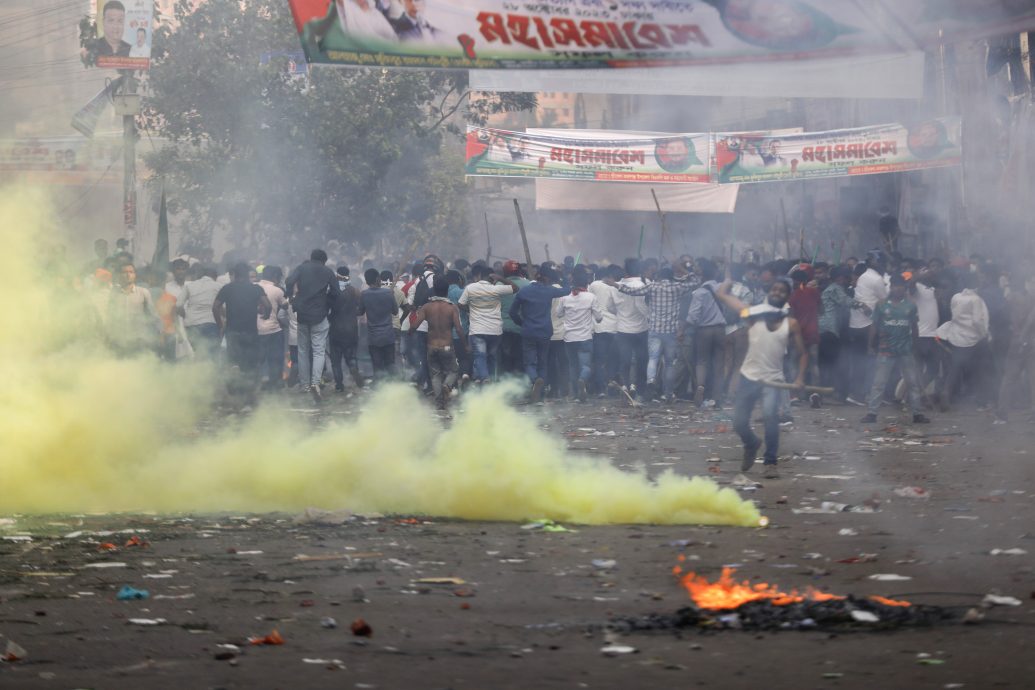 看世界）孟加拉首都逾10万人上街示威要求总理下台 警民冲突酿2死
