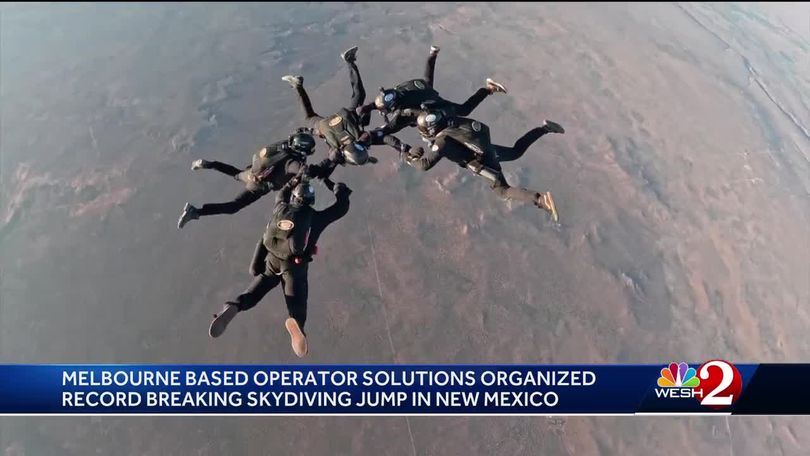 美国五人跳伞队从38000呎高空跳下 刷新最高点空中跳伞世界纪录