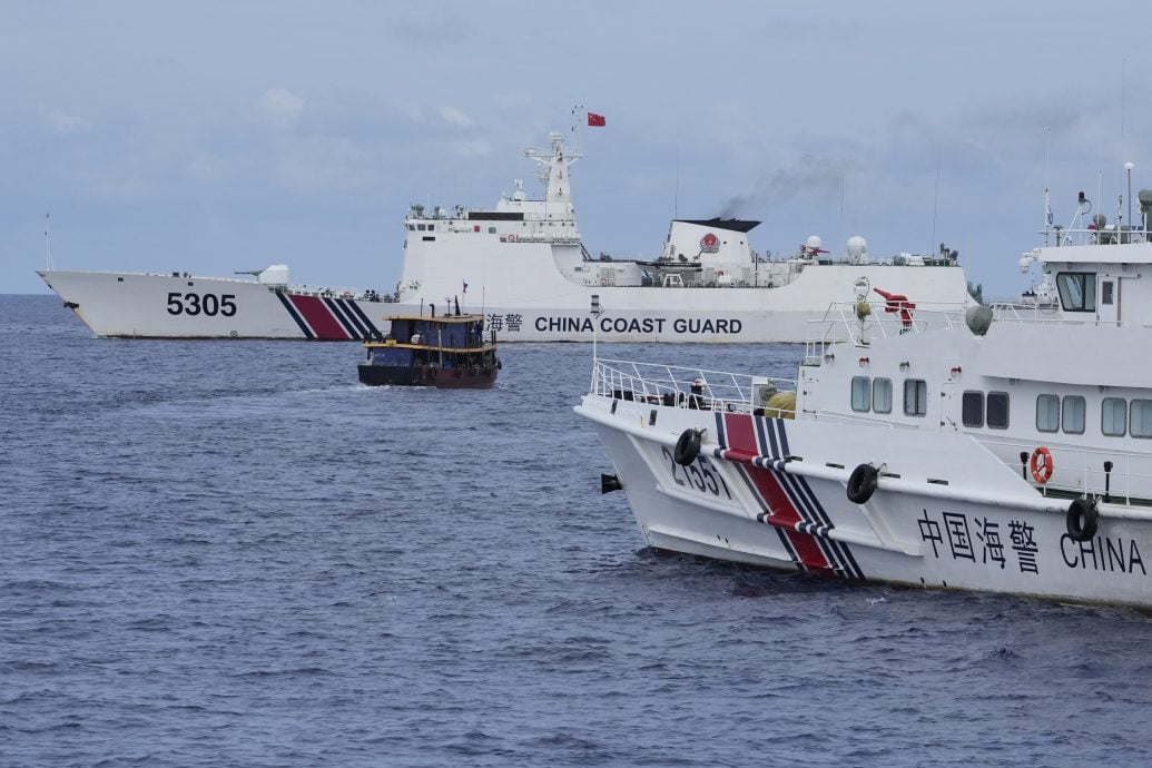 菲船突破封锁为坐滩军舰补给 中国海警严正警告