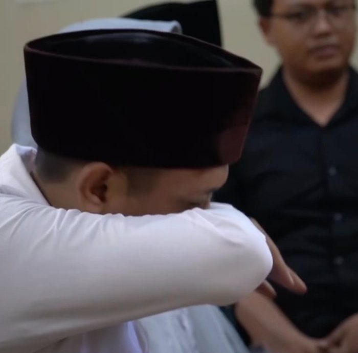 视频|入狱前警局办婚礼  警察做见证 小偷哭成泪人 