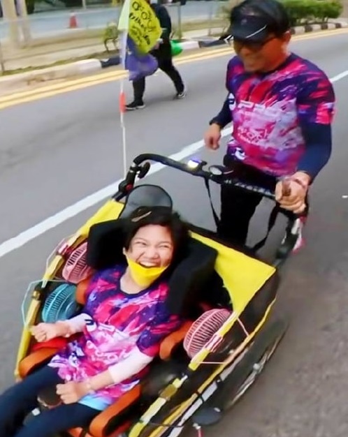 视频|父推15岁脑瘫女儿跑半马 “她的笑容、快乐是最珍贵”