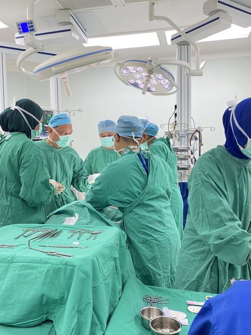 诺希山重返手术台操刀  “需栽培外科与麻醉医生”