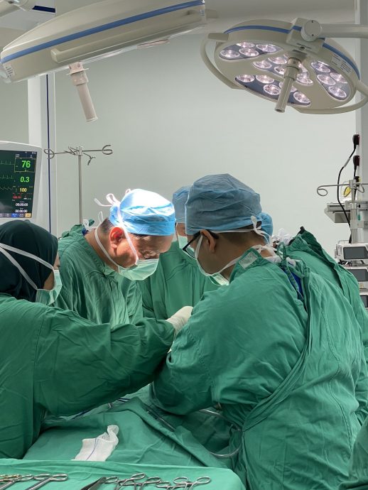 诺希山重返手术台操刀  “需栽培外科与麻醉医生”