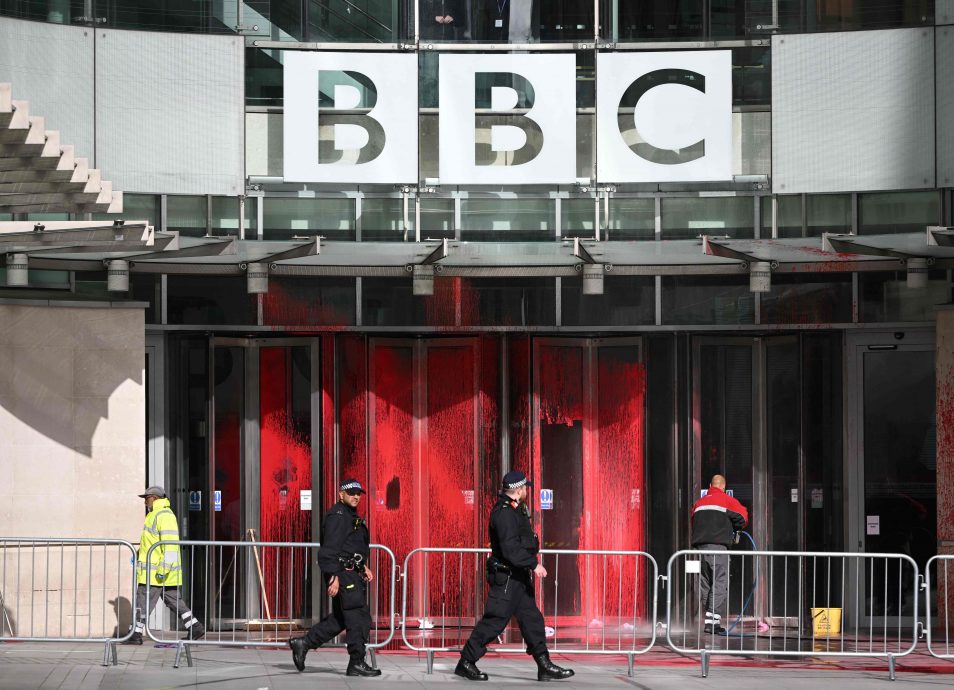 避称哈马斯“恐怖分子”惹议 BBC伦敦办公室被泼红漆