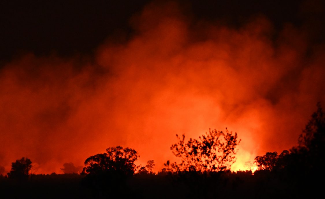 野火肆虐毁30屋 澳洲昆士兰当局示警乡镇：火烧来了快逃