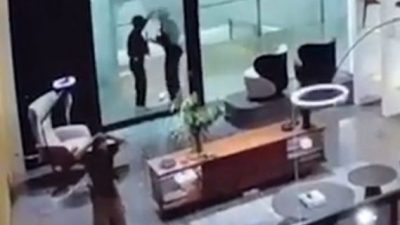 曼谷购物中心枪击案 | 枪手被制服CCTV片流出 警员持枪指示下跪