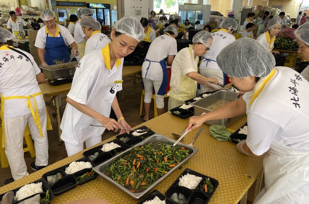 （大北马）北海斗母宫派发素食盒饭，今日派6000盒创纪录