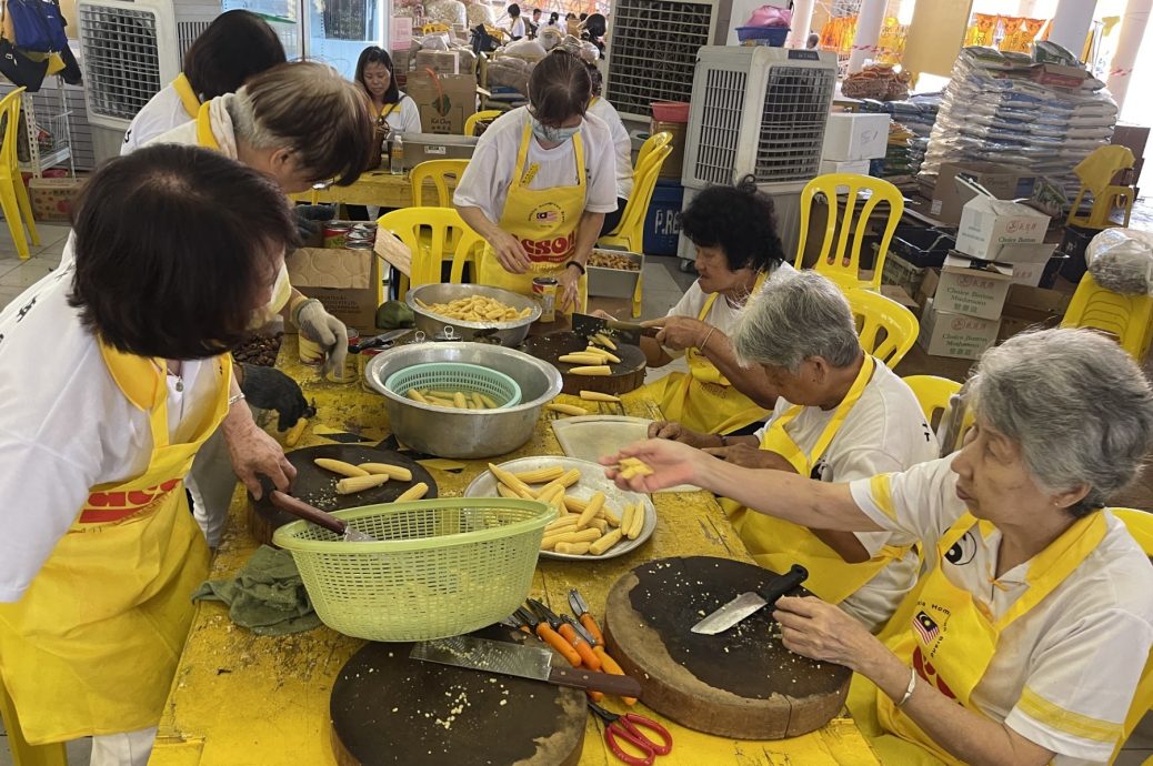 （大北马）北海斗母宫派发素食盒饭，今日派6000盒创纪录