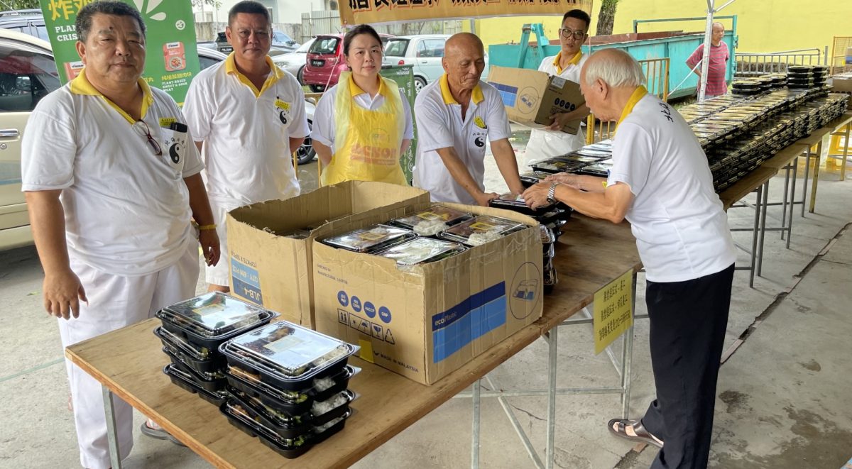 （大北马）北海斗母宫派发素食盒饭，今日派6000盒创纪录