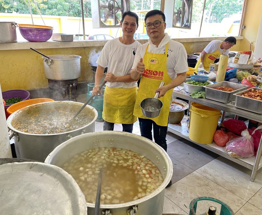 （大北马）北海斗母宫派发素食盒饭，今日派6000盒创纪录