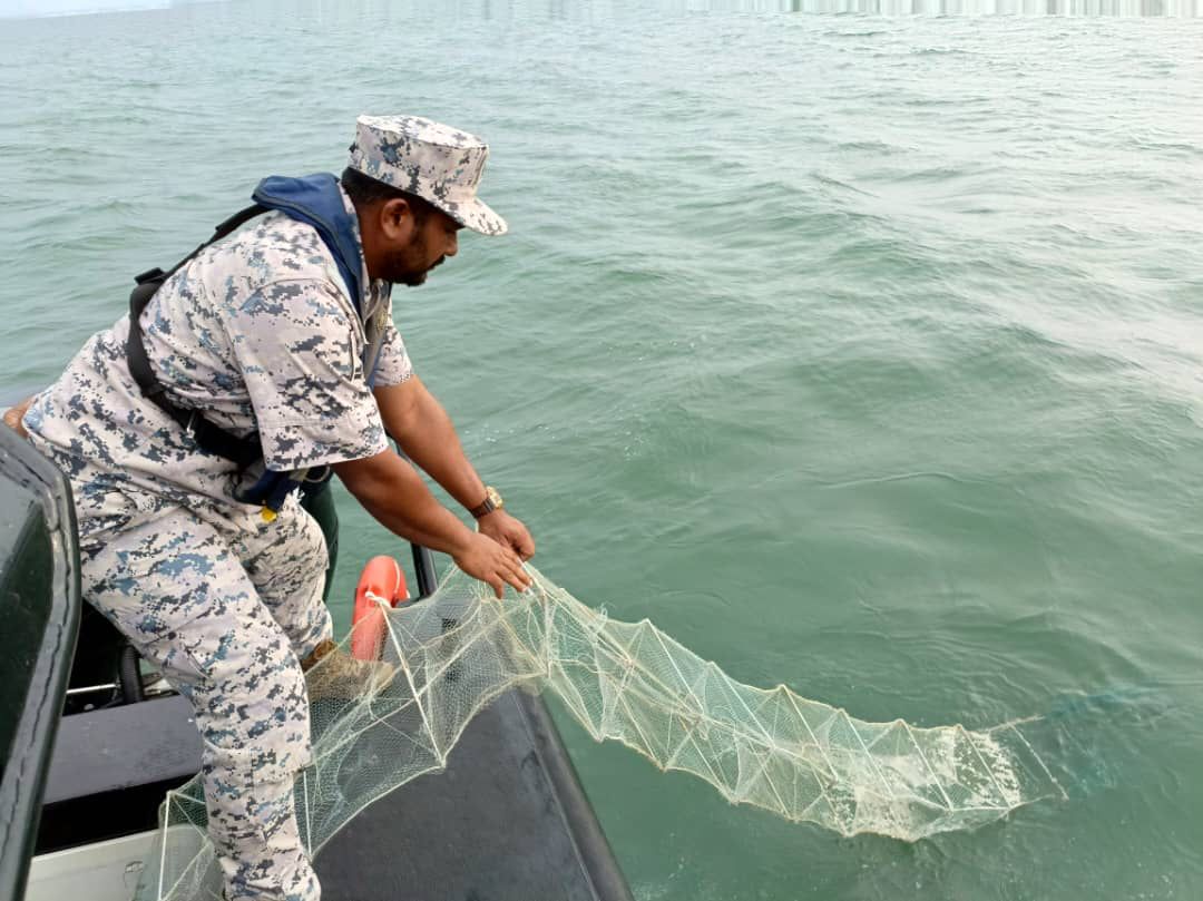 （大北马）吉打港口海事执法机构从班茶到吉打港口海域巡逻执法，起获160套非法作业的蜈蚣筌（Bubu Naga），价值约2万令吉。