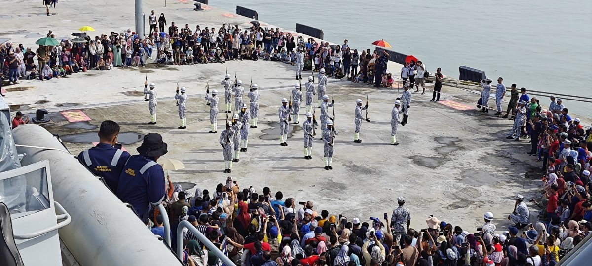 （大北马）大马海军最大型军舰开放参观，首小时逾千人上船大受欢迎