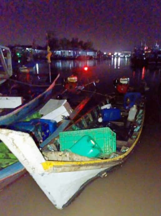 （大北马）玻港口海事执法机构截擅闯海域3外国渔船，扣留6外国籍舵公渔民