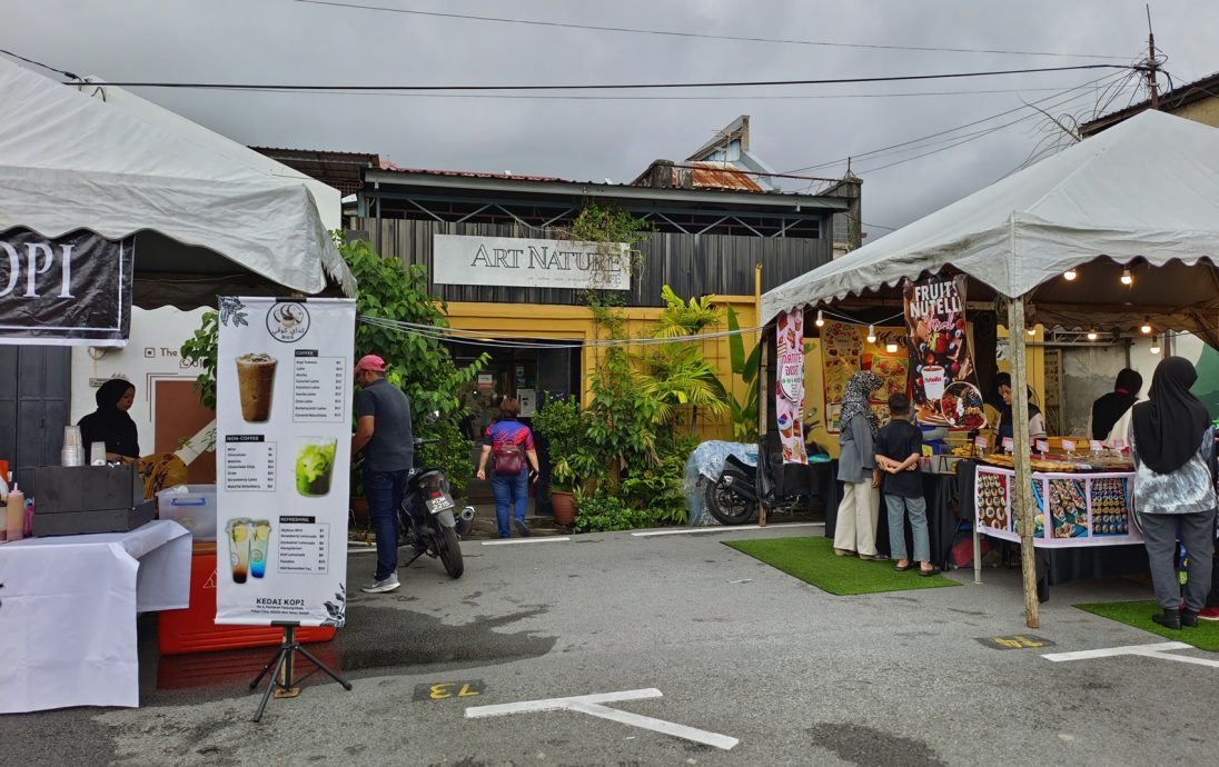 （大北马）马来由街后面的壁画街每周末封街进行“咖啡美食市集，业者叹生意跌30%。