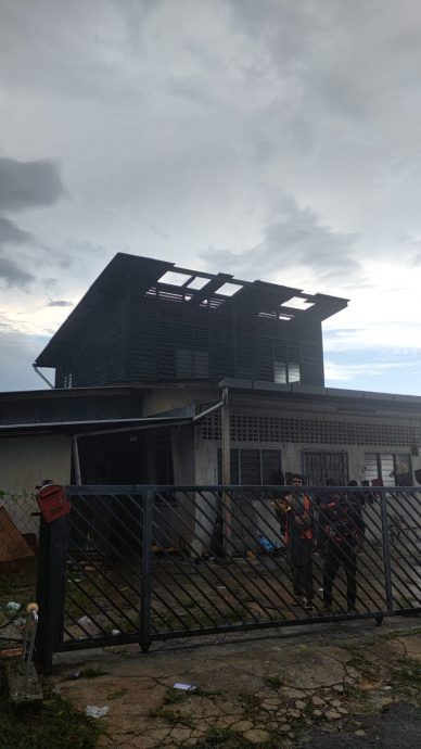 （已签发）柔：沙翁新村遭遇风灾 多间民宅屋顶被吹走