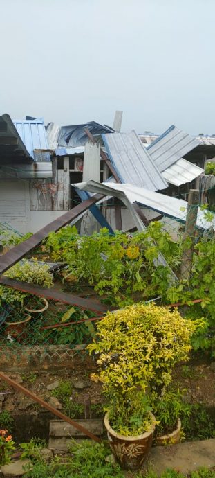 （已签发）柔：沙翁新村遭遇风灾 多间民宅屋顶被吹走