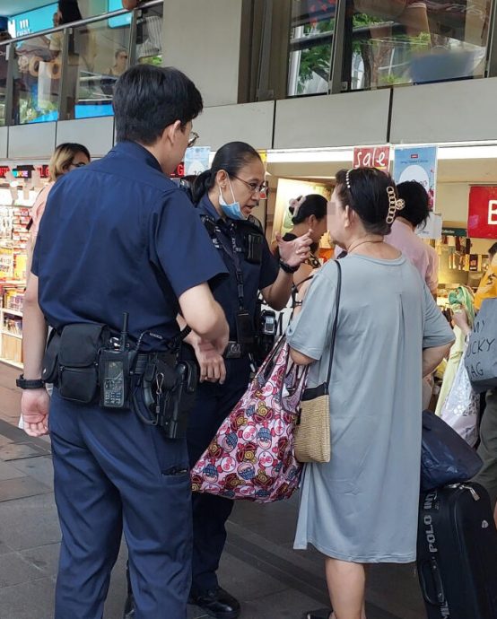 （已签发）柔：狮城二三事：称没钱搭车吃饭   乌节路“时髦妇”沿街乞讨