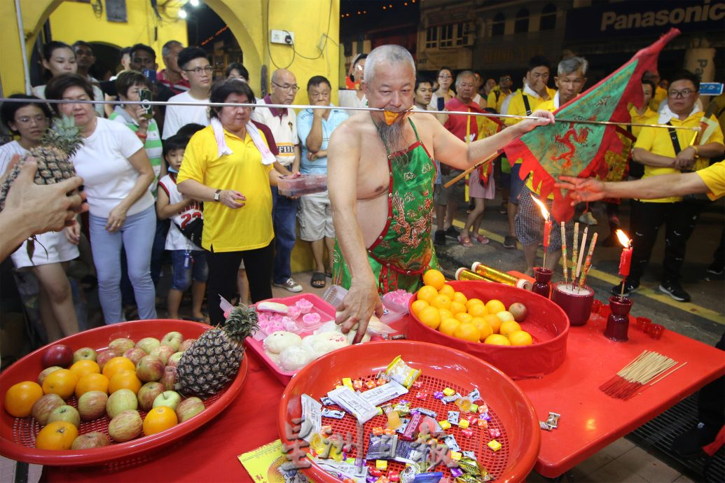 NS封面主文／庇朥西天宫九皇大帝圣驾出巡，各族街边驻足观赏