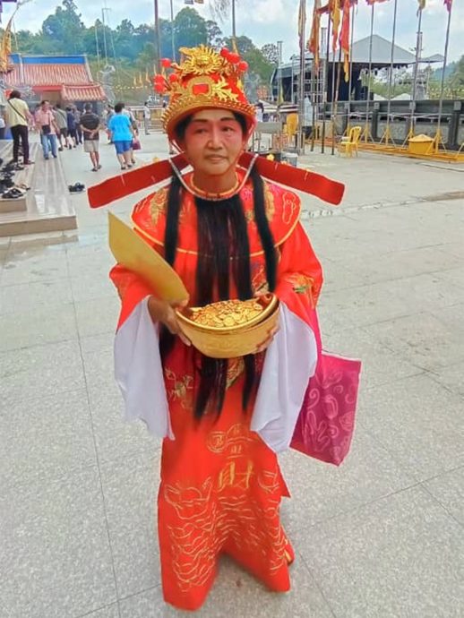 NS庇朥 / 庇朥西天宫女财神爷分发幸运号码结缘，成为善信们打卡留念焦点人物。