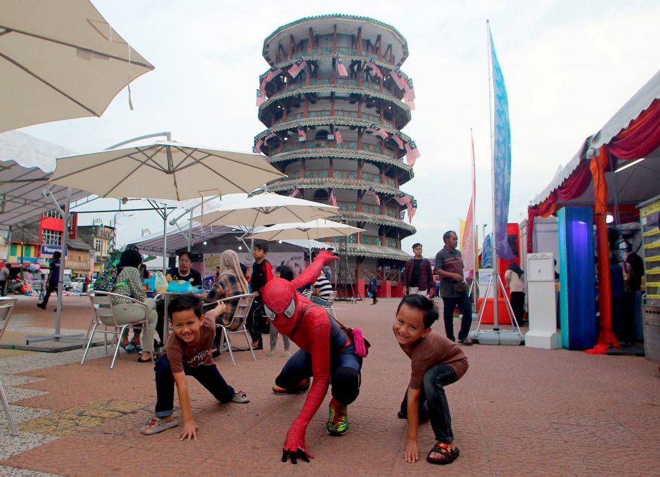 RM100购蜘蛛侠服装 穿上变成街头艺人娱众