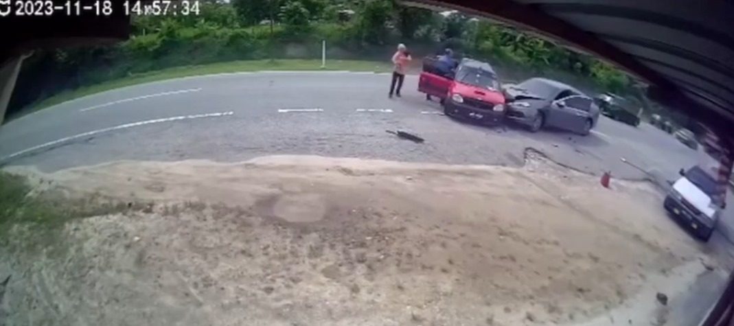  3车相撞惊险视频疯传  遭撞前警员即时行动获赞 