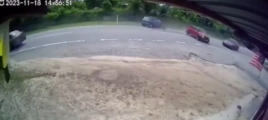  3车相撞惊险视频疯传  遭撞前警员即时行动获赞 