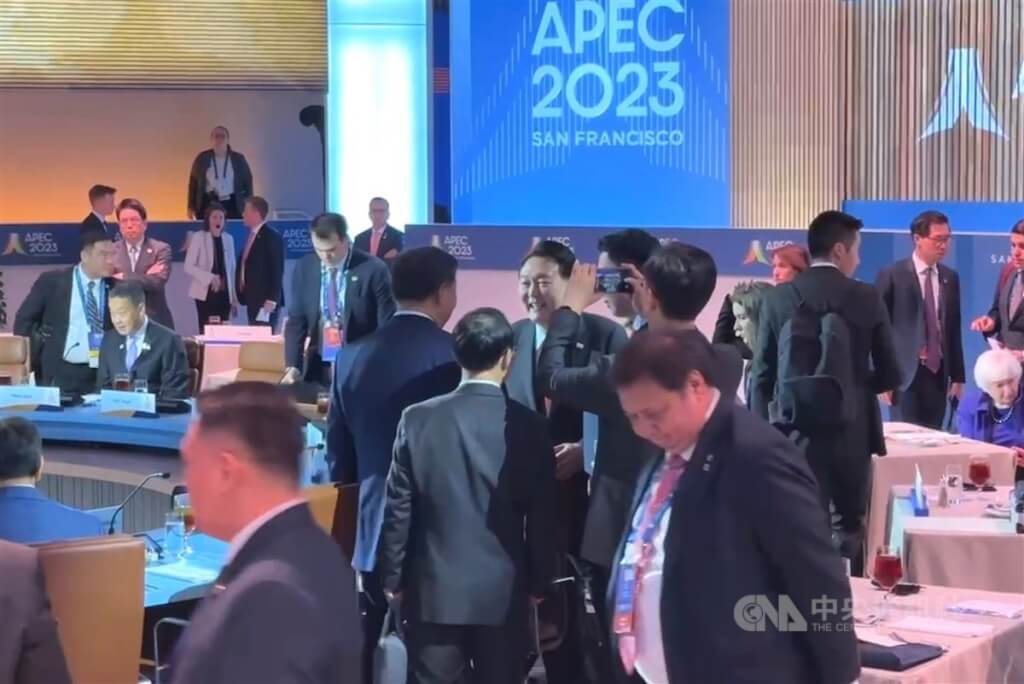 APEC领袖代表全体会议　尹锡悦与习近平互动受瞩