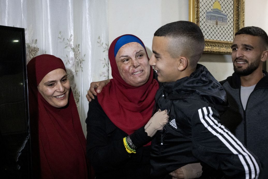 　加沙过9岁生日曾传死讯　 以色列女童获释父女重逢激动相拥