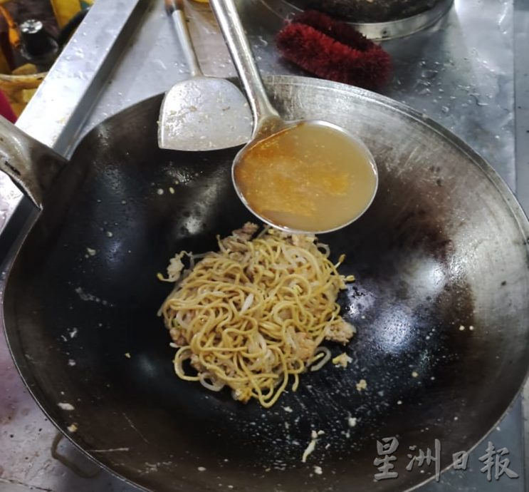 【人气美食】炒法火候技巧须掌握得准 新加坡炒虾面高汤是灵魂  