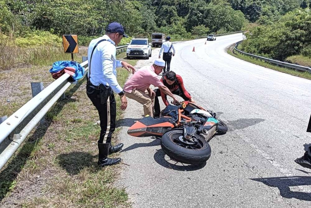 东：一名华裔摩托车骑士在参加摩托车队的路上，在话望生通往罗京高原第47公里处的公路上发生意外而丧生。