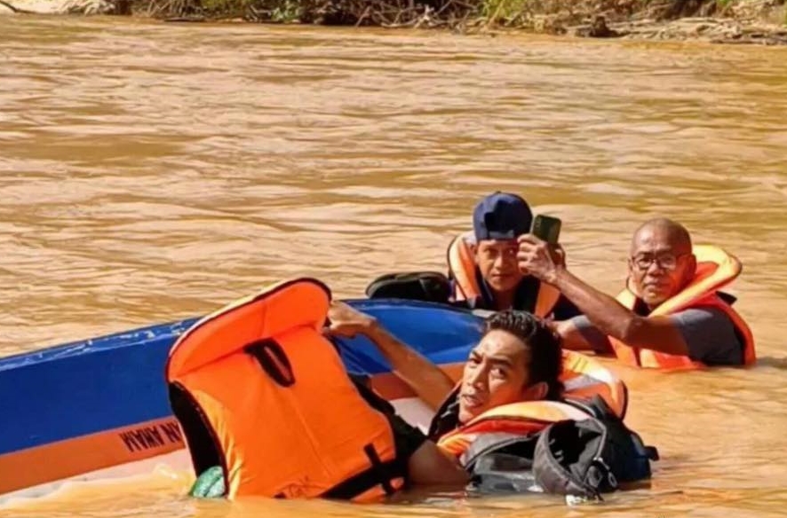 东：一支研究吉兰丹河污染问题的队伍，在丹州话望生的能基里河开船工作时，船只翻覆，船上5人坠河，所幸全员获救。