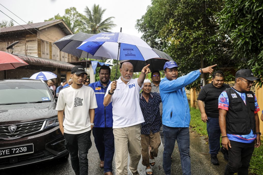 东：再大的风雨也阻挡不了甘马挽国席国阵候选人丹斯里拉惹莫哈末阿芬迪一大清早就展开第二天的竞选活动。