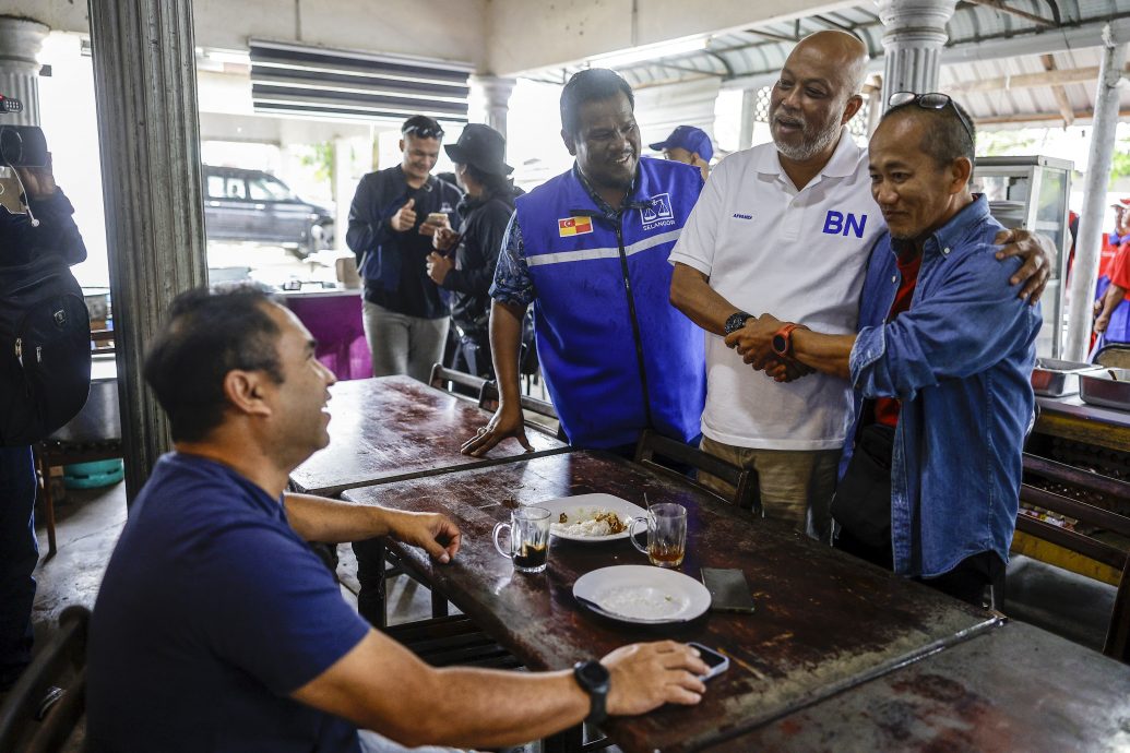 东：再大的风雨也阻挡不了甘马挽国席国阵候选人丹斯里拉惹莫哈末阿芬迪一大清早就展开第二天的竞选活动。
