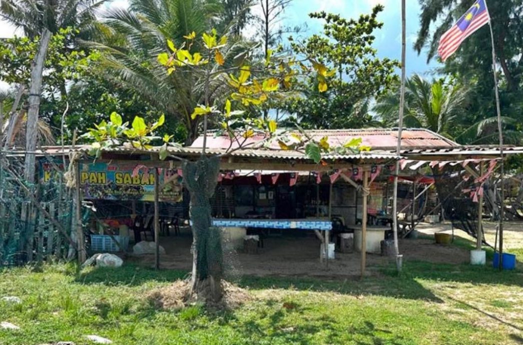 东：受到海蚀影响，哥打峇鲁沙柏海滩的一名茶档商家，已经迁档五回。